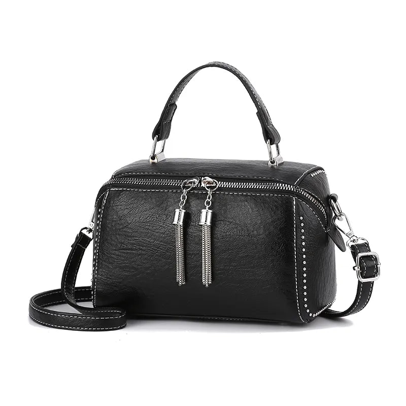 Bandolera Cartera Ecocuero Negra con tachas para mujer-www.laborsetta-carteras.com