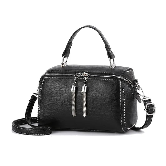 Bandolera Cartera Ecocuero Negra con tachas para mujer-www.laborsetta-carteras.com