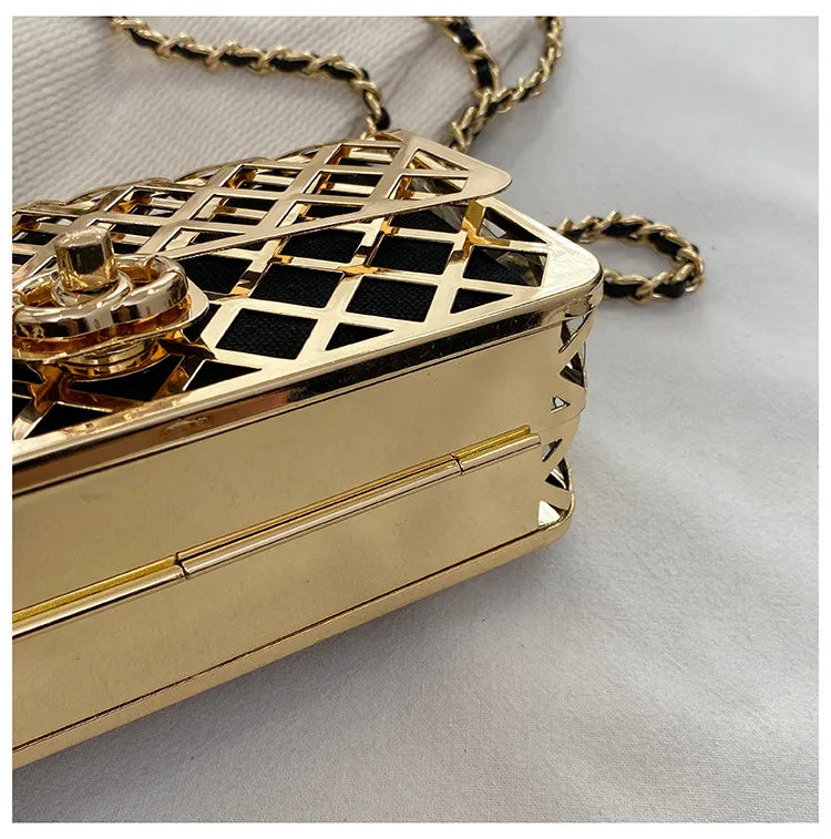 Cartera de metal Dorada Gold con cadena para mujer