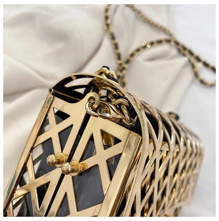 Cartera de metal Dorada Gold con cadena para mujer