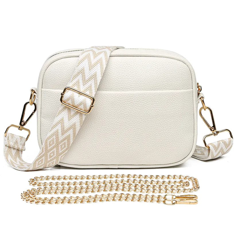 bandolera-negra-ecocuero-blanca-con-cadena-para-mujer-823x823px