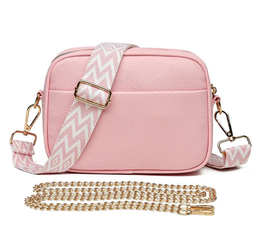 bandolera-negra-ecocuero-rosado-con-cadena-para-mujer-823x823px